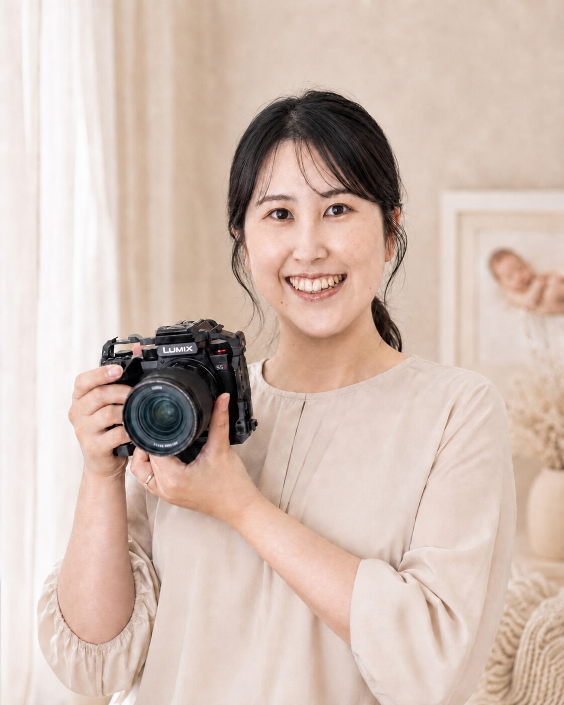 カメラを手に微笑むフォトグラファー今中晴香